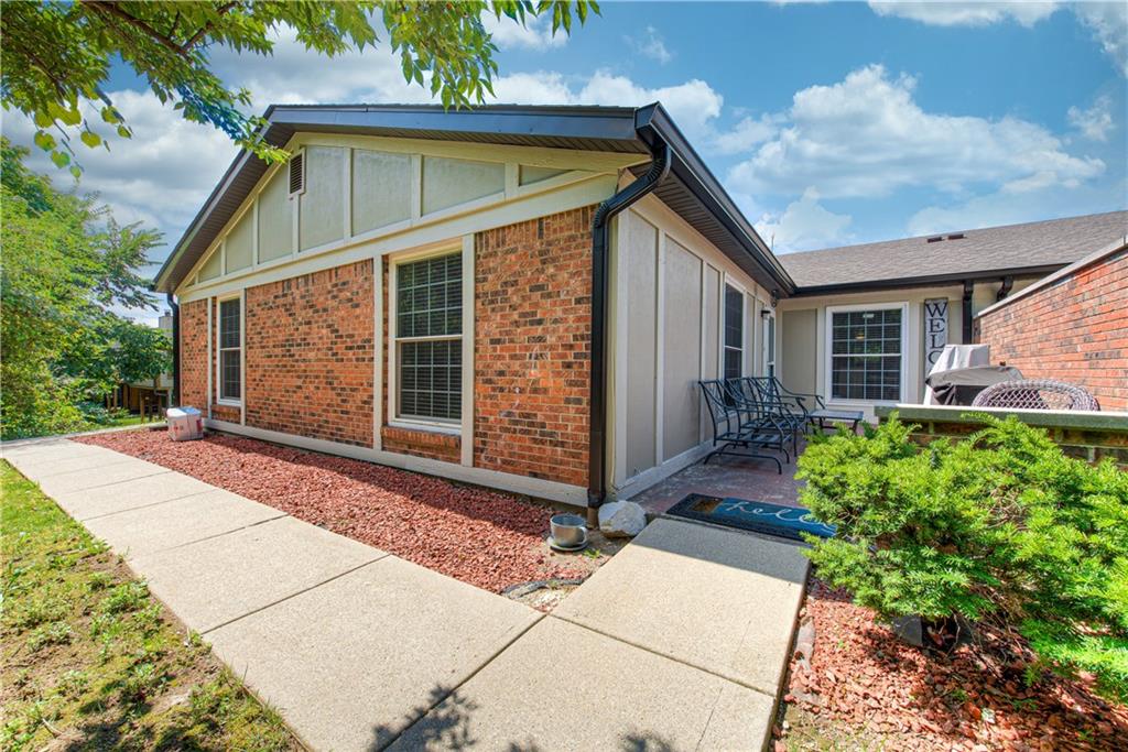 Sold 1505 E Foxcliff Drive S, Martinsville, IN 46151 2 Beds / 2 Full